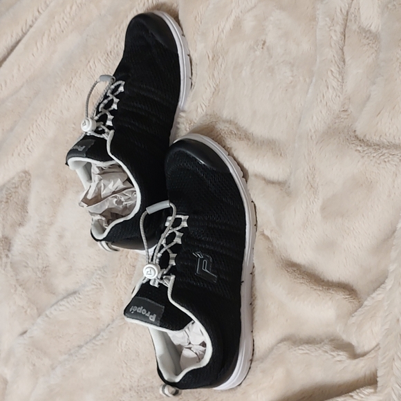 EUC 8 1/2 WIDE Proper slip on tennis shoes - Picture 3 of 4